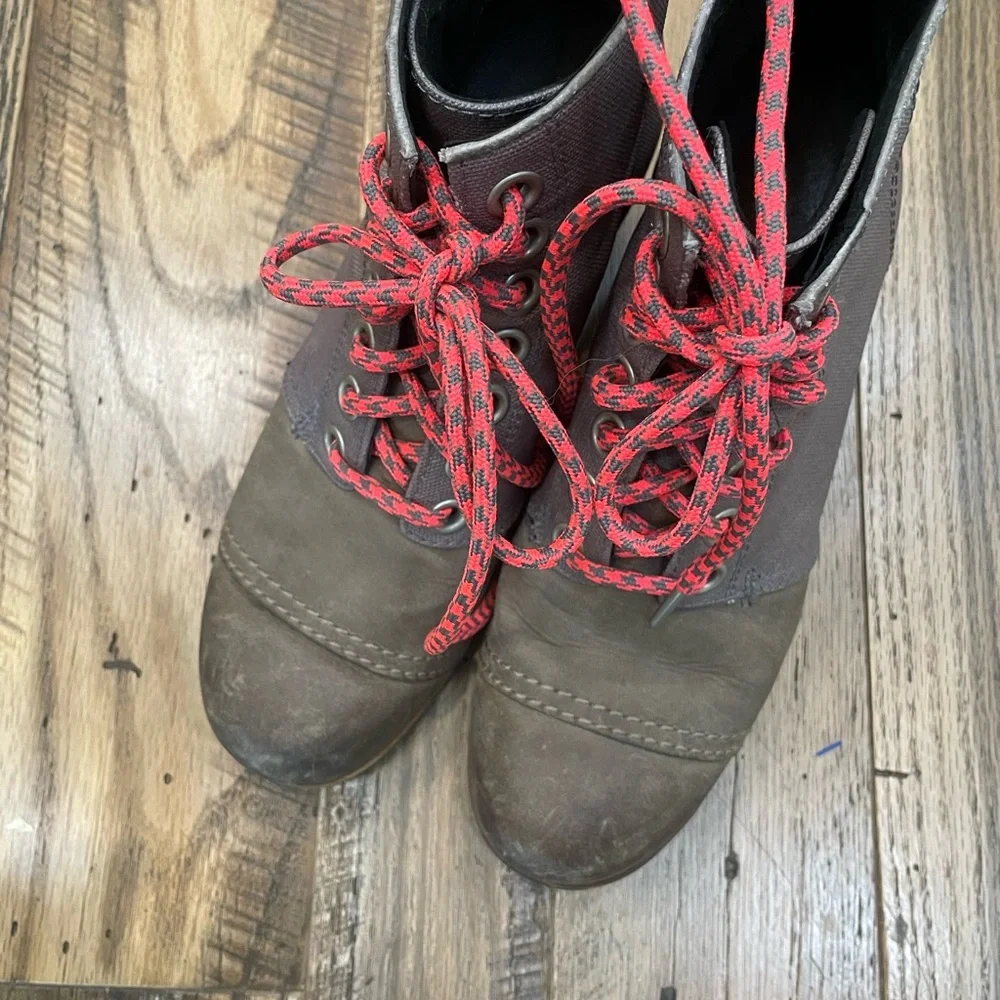 Sorel Wedge boots 7.5